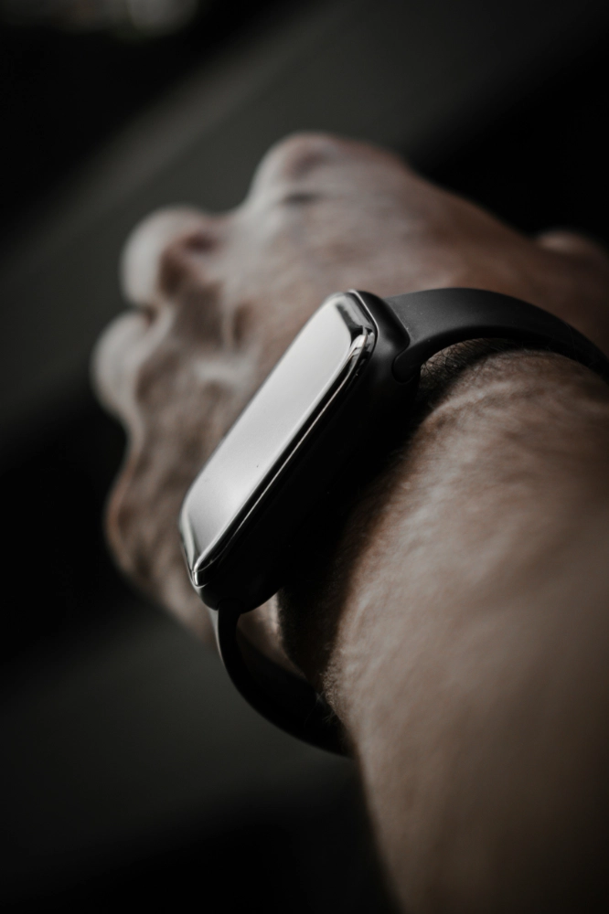 Person mit schwarzer Uhr